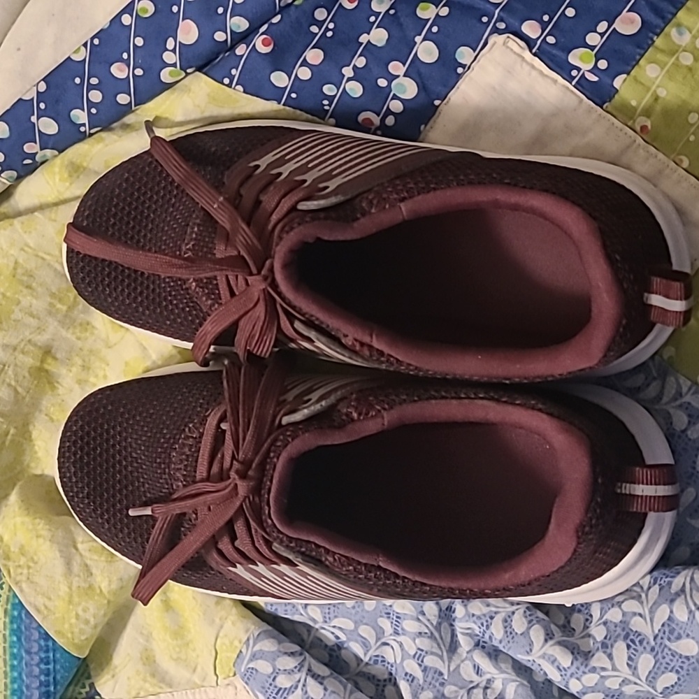 childrens place boys knit maroon tennis shoes size 1